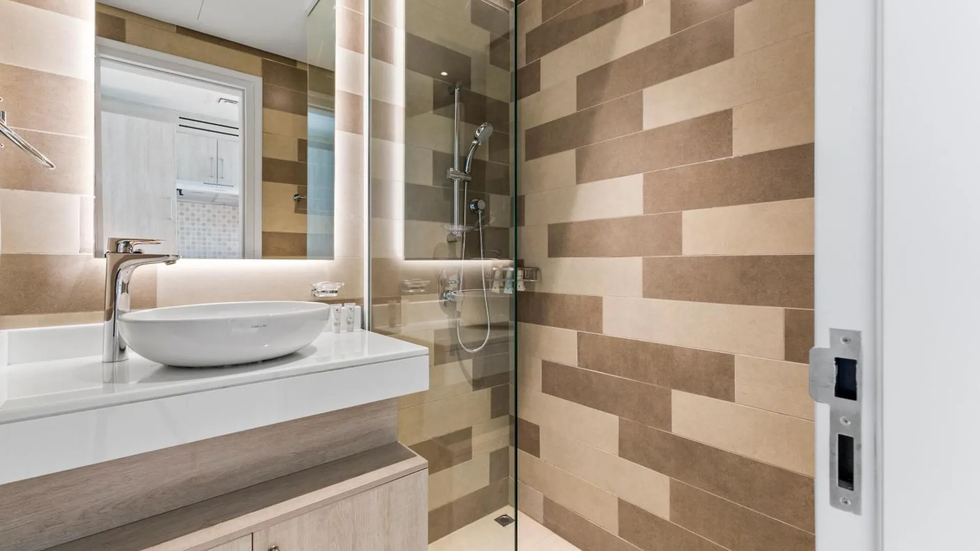 Seven Palm Hotel With West Beach Access Dubai